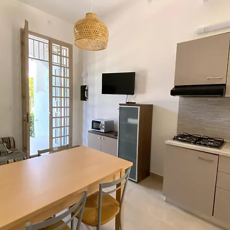 Casa vacanze Renovierte Doppelhaushaelfte Mit Grossem Garten, Komplett Renoviert Lido delle Nazioni