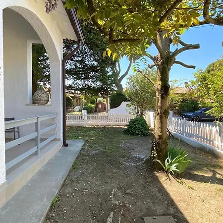Renovierte Doppelhaushaelfte Mit Grossem Garten, Komplett Renoviert Casa vacanze Lido delle Nazioni