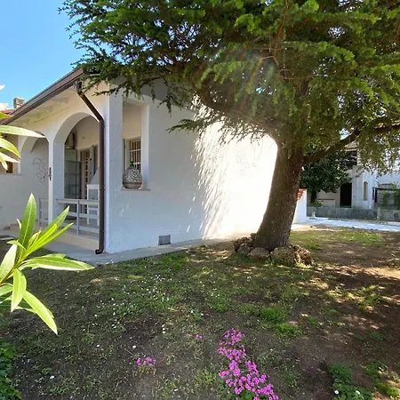Casa vacanze Renovierte Doppelhaushaelfte Mit Grossem Garten, Komplett Renoviert Lido delle Nazioni