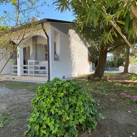 Renovierte Doppelhaushaelfte Mit Grossem Garten, Komplett Renoviert * Lido delle Nazioni