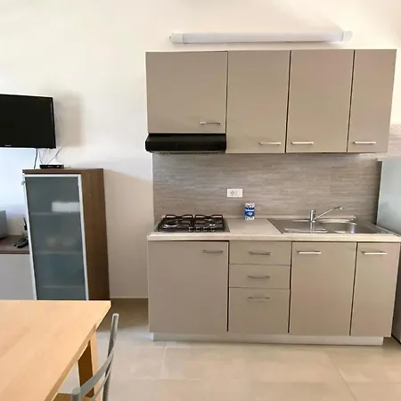 Feriehus Renovierte Doppelhaushaelfte Mit Grossem Garten, Komplett Renoviert Lido delle Nazioni