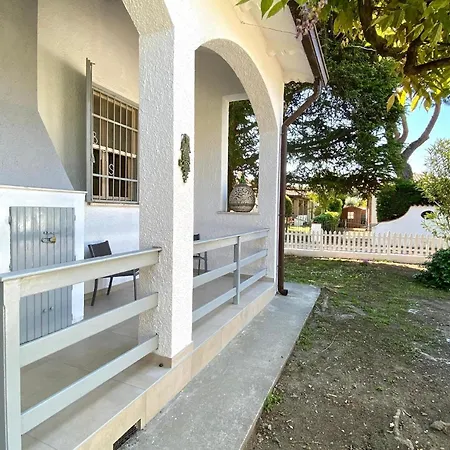 Σπίτι διακοπών Renovierte Doppelhaushaelfte Mit Grossem Garten, Komplett Renoviert Lido delle Nazioni